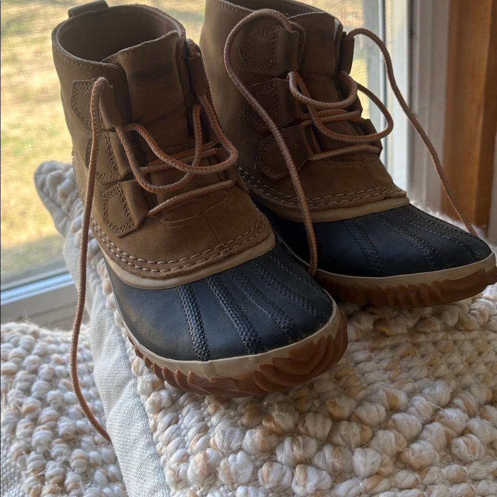 Sorel Tan and Gray Duck Boots
